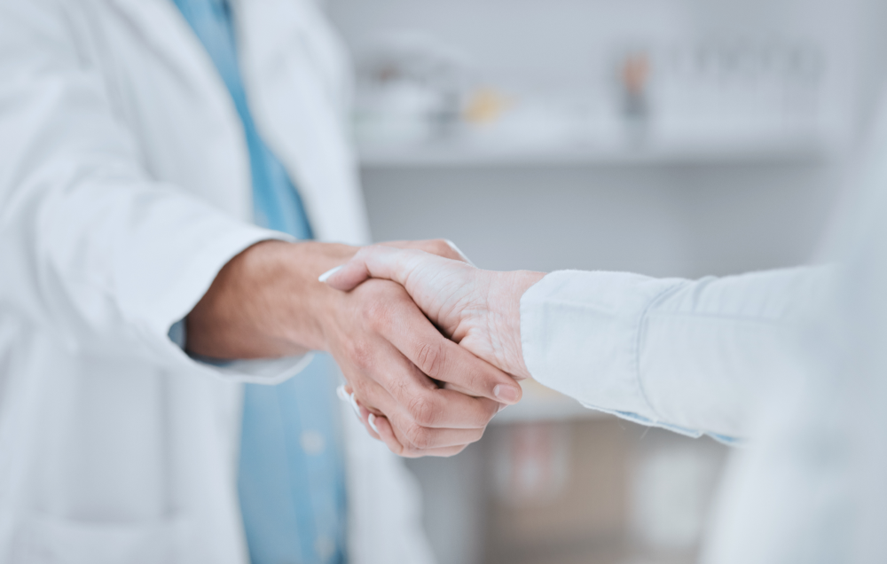 握手する医師